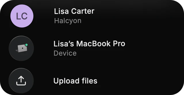 منوی گفت‌وگو روی گوشی: نام Lisa Carter، گزینهٔ MacBook Pro متعلق به Lisa به‌عنوان دستگاه گفت‌وگو و گزینهٔ «بارگذاری فایل‌ها».