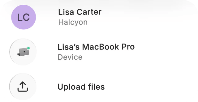 منوی گفت‌وگو روی گوشی: نام Lisa Carter، گزینهٔ MacBook Pro متعلق به Lisa به‌عنوان دستگاه گفت‌وگو و گزینهٔ «بارگذاری فایل‌ها».