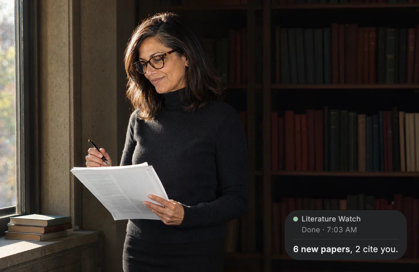 Profesorka Lucia čte vytištěnou studii u okna své pracovny a chystá se perem podtrhnout řádek.
