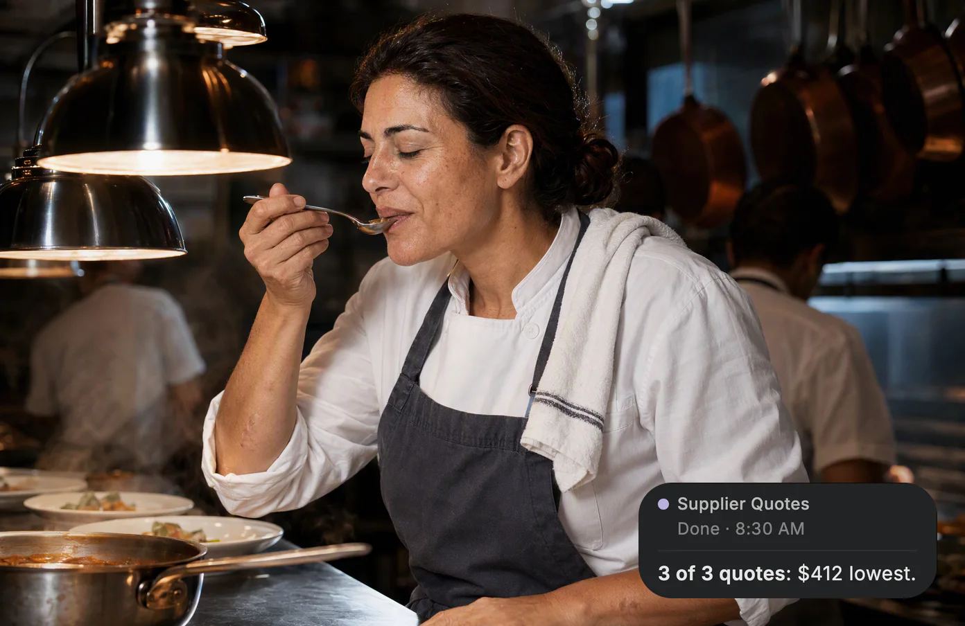 Eleni, šéfkuchařka a majitelka restaurace, ochutnává omáčku u výdejního pultu během polední špičky.