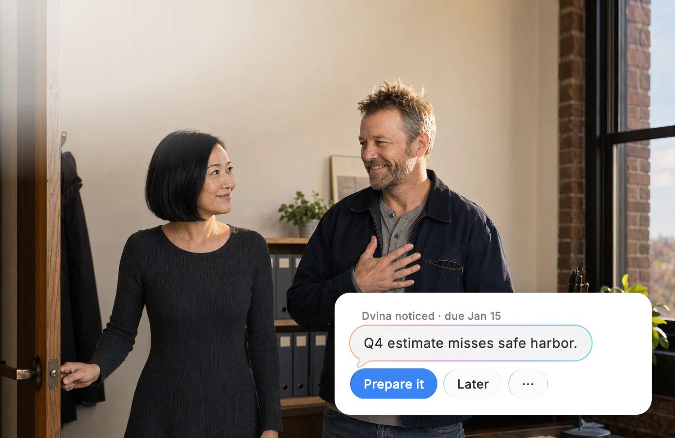 Keiko accompagna il suo cliente, Bennett, alla porta dell’ufficio; lui si porta una mano al petto, sollevato. Dvina ha notato: il suo acconto stimato per il quarto trimestre non raggiunge la soglia che lo mette al riparo dalle sanzioni.