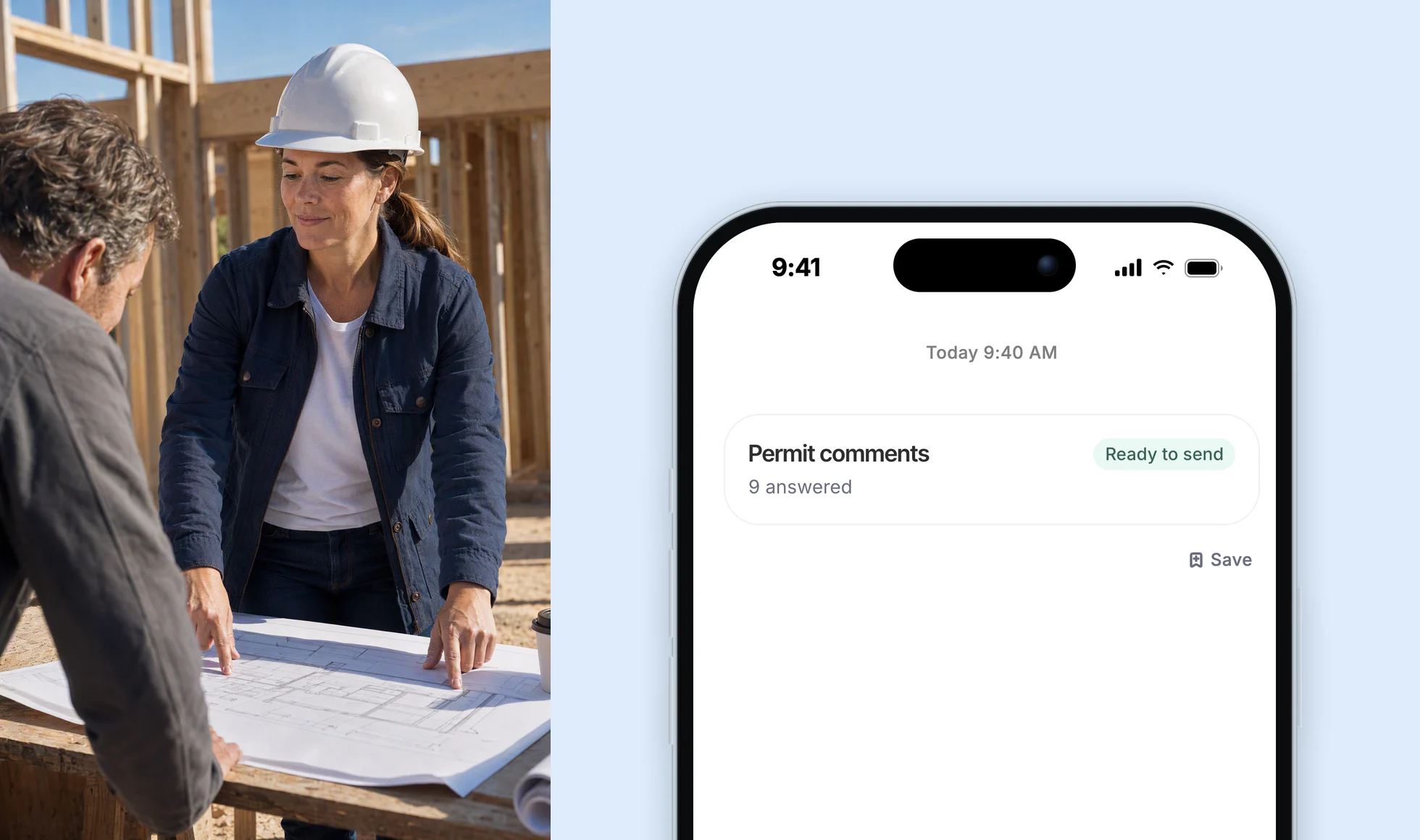 Hannah srotola le tavole del progetto su un tavolo in cantiere, mentre il costruttore si china per guardarle. Dvina su un iPhone: nove osservazioni sulla richiesta di permesso, tutte con risposta, pronte da inviare.