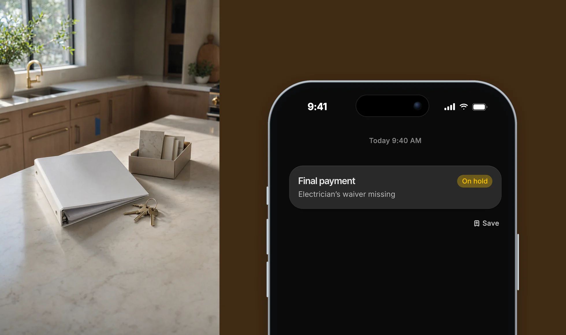 Un raccoglitore con i documenti di fine lavori, le chiavi e alcune piastrelle di scorta sull’isola di una cucina finita. Dvina su un iPhone: saldo in sospeso, manca la rinuncia al diritto di ipoteca dell’elettricista.