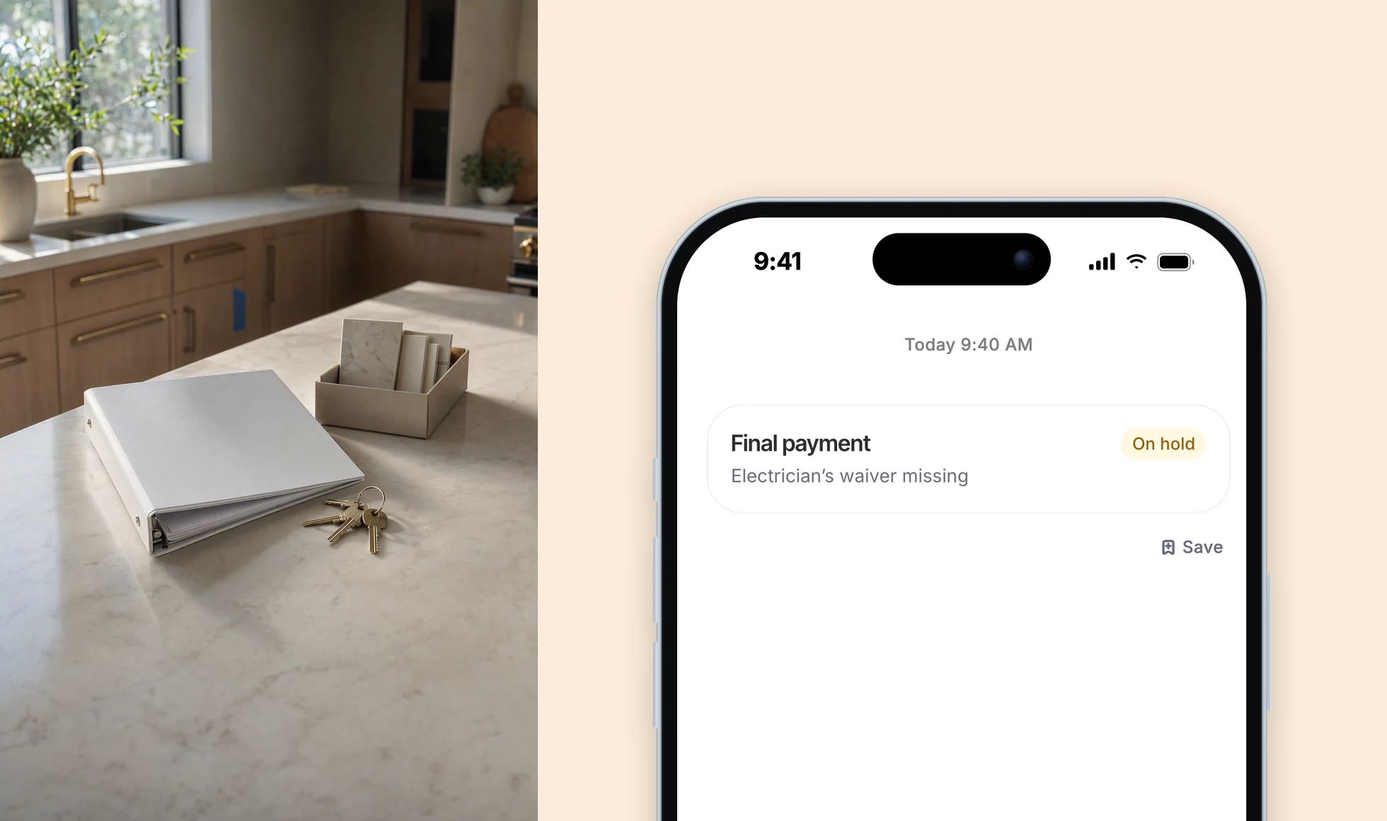 Un raccoglitore con i documenti di fine lavori, le chiavi e alcune piastrelle di scorta sull’isola di una cucina finita. Dvina su un iPhone: saldo in sospeso, manca la rinuncia al diritto di ipoteca dell’elettricista.