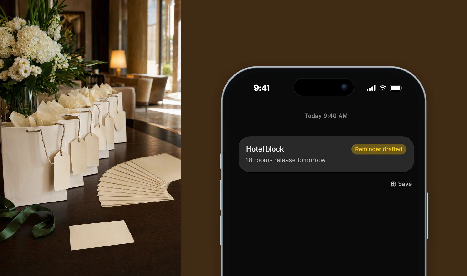 Sacchetti regalo allineati su un tavolo di benvenuto in hotel. Dvina su un iPhone: contingente di camere, opzione su 18 camere in scadenza domani, promemoria in bozza.