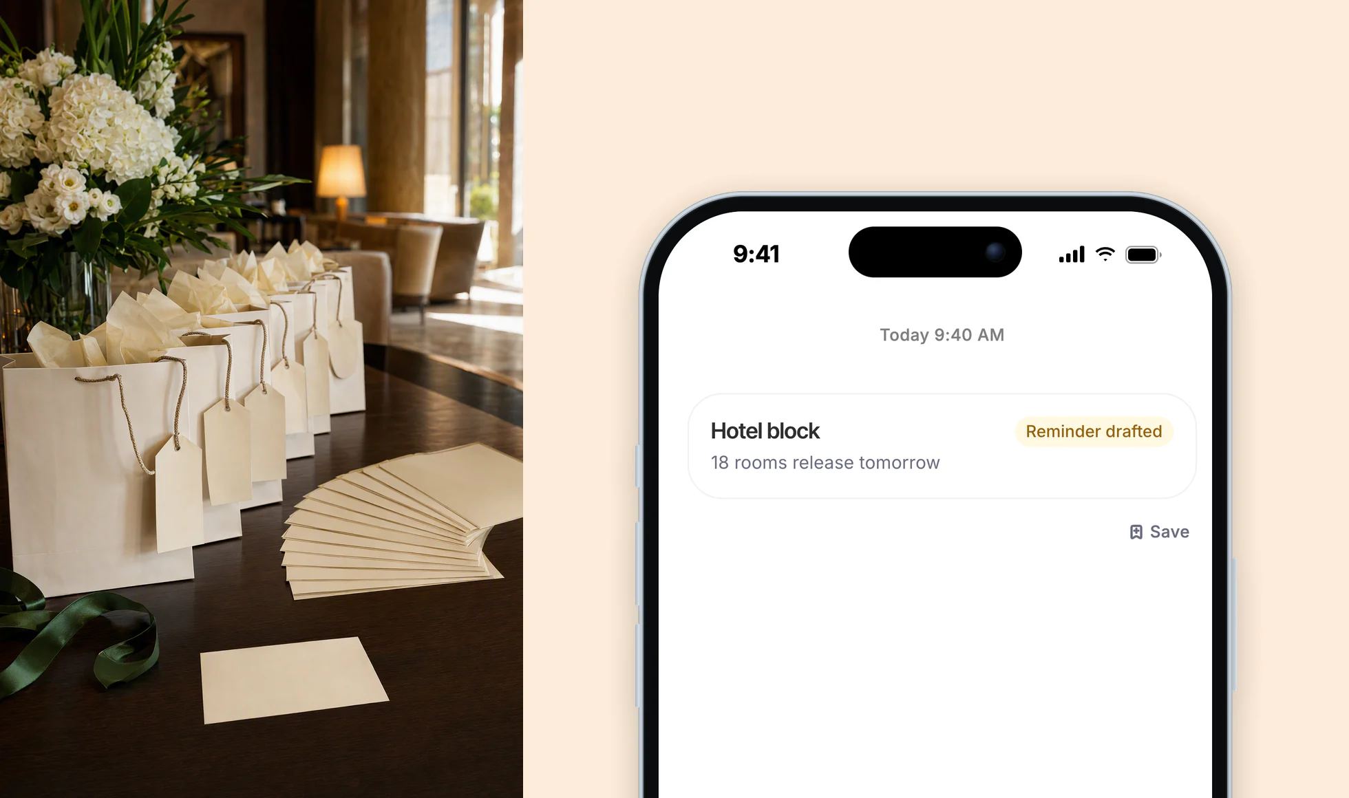 Sacchetti regalo allineati su un tavolo di benvenuto in hotel. Dvina su un iPhone: contingente di camere, opzione su 18 camere in scadenza domani, promemoria in bozza.